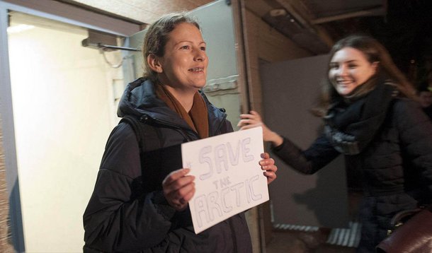 Ana Paula Maciel foi a primeira ativista do Greenpeace a sair da prisão depois do protesto no Ártico; mais cedo, o chanceler brasileiro Luiz Alberto Figueiredo – em viagem oficial à Rússia – afirmou que estava "muito feliz" com a possibilidade da libertação de Ana Paula