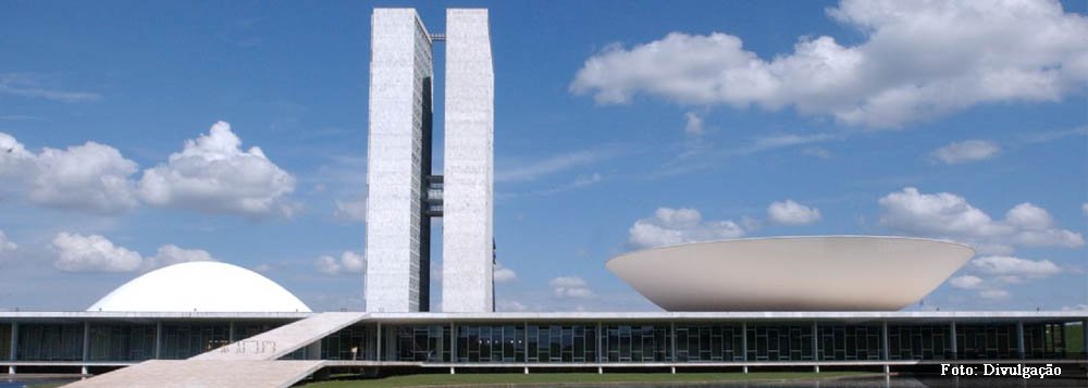 Procuradora da República Anna Carolina Maia Garcia diz que Câmara e Senado devem exigir ressarcimento mesmo de funcionários não flagrados em auditoria do TCU; Tribunal determinou recentemente que o Senado e a Câmara interrompam o pagamento de salários acima do teto constitucional (R$ 28.059,29) e devolvam as quantias recebidas a mais nos últimos cinco anos