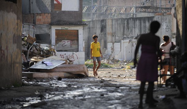Brasil inteiro está no clima da Copa do Mundo, mas, como também acontece em outras cidades-sede, pessoas em situação de rua que vivem no Distrito Federal não se sentem contemplados com a festa do futebol mundial; para Francisco* (nome fictício), que vive em Brasília, a repressão demonstra que eles não foram convidados para a festa. "Nós que somos da rua, estamos sendo escorraçados, na verdade eles querem a gente longe dessa Copa, querem tirar nosso direito de ir e vir", desabafou Francisco