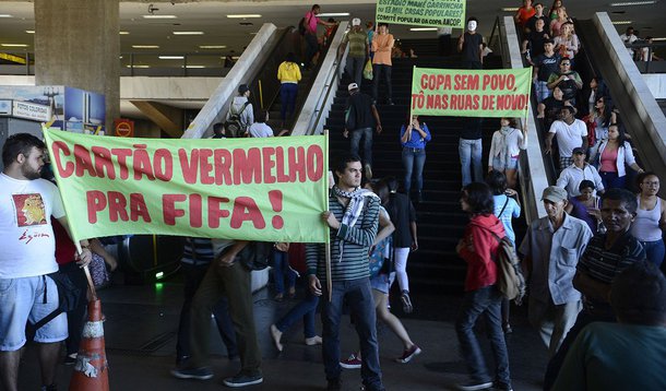 Membros do Comitê Popular da Copa anunciaram nesta quarta (28), em entrevista coletiva, que realizarão um novo ato na próxima sexta-feira (30), em Brasília, para dar continuidade à manifestação interrompida ontem após confronto entre manifestantes e Polícia Militar (PM); manifestação de sexta está marcada para as 17h, em frente ao Museu da República