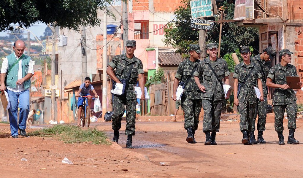 O combate à dengue no Distrito Federal ganhou o apoio das Forças Armadas; até o dia 28 de fevereiro, 20 militares do Exército Brasileiro, 11 da Aeronáutica e 15 da Marinha irão de porta em porta para intensificar os trabalhos de prevenção à doença