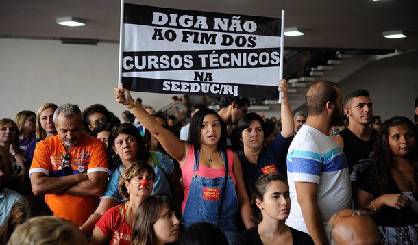 Professores das redes estadual e municipal de ensino do Rio de Janeiro decidiram, em assembleia nesta quinta (22), continuar a greve iniciada há dez dias; após a deliberação - no Clube Hebraica Rio, em Laranjeiras - a categoria seguiu em passeata para o Palácio Guanabara, sede do governo estadual, com a finalidade de cobrar negociações com o governador Luiz Fernando Pezão e com o secretário estadual de Educação, Wilson Risolia; as duas redes de ensino reivindicam reajuste salarial de 20%, redução da jornada de trabalho para 30 horas semanais e um terço da carga horária para o planejamento de aula