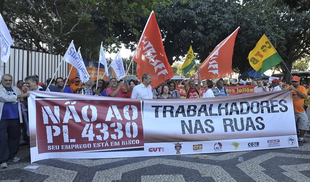 A negociação em torno do projeto terminou sem acordo entre empresários, deputados e trabalhadores; para o secretário-geral da CUT, Sérgio Nobre, os patrões e parlamentares foram intransigentes e não quiseram negociar a principal divergência em torno do projeto: a contratação de trabalhadores terceirizados para execução de atividades-fim; trabalhadores decidiram ocupar o Congresso Nacional nesta terça de manhã para pressionar a Câmara dos Deputados a votar contra a proposta; 