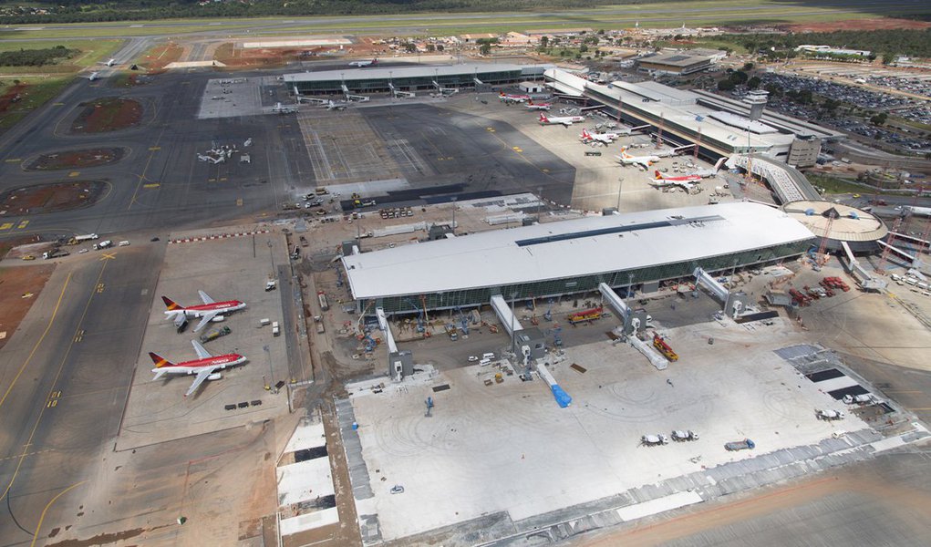 Área foi ampliada em 45% para oferecer mais conforto nos embarques e desembarques; com 29 pontos de embarque, terminal deve receber 21 milhões de passageiros neste ano; obra promete ser um dos principais legados do Mundial