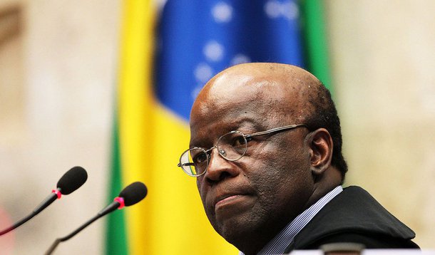 Presidente do STF aguarda manifestação do procurador-geral da República, Rodrigo Janot, sobre o pedido de quebra de sigilo telefônico feito pela promotora Márcia Corrêa para saber se Dirceu falou ao celular de dentro do presídio; depois disso, decidirá se a quebra é necessária ou se as investigações feitas até agora, que não comprovam que o petista falou ao telefone, são suficientes para encerrar o caso