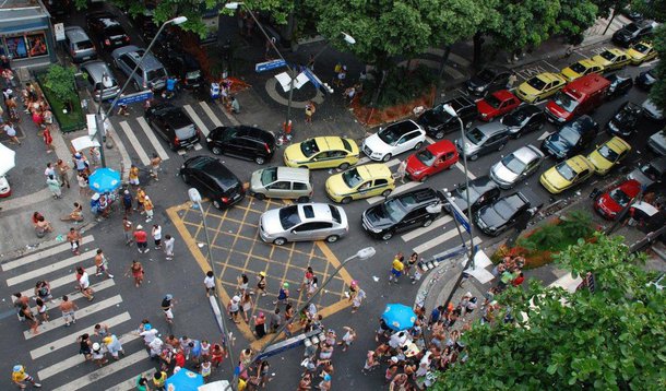 A população carioca vai mais cedo para casa em razão do feriado parcial que a prefeitura do Rio decretou, a partir do meio-dia, baseado na Lei Geral da Copa; o planejamento de mobilidade é uma estratégia da prefeitura com a finalidade de liberar o trânsito no entorno do Estádio do Maracanã, e de evitar a superlotação dos transportes públicos, para os torcedores que vão assistir ao jogo entre a Espanha e o Chile pela Copa do Mundo de Futebol