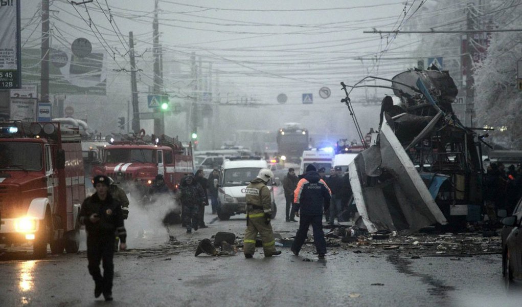 Pelo menos 15 pessoas morreram hoje (30) e 23 ficaram feridas em decorrência de um novo atentado à bomba na cidade russa de Volgogrado; este atentado é o segundo em menos de 24 horas em Volgogrado: ontem, uma explosão em uma estação de comboios de Volgogrado foi causada por uma mulher-bomba