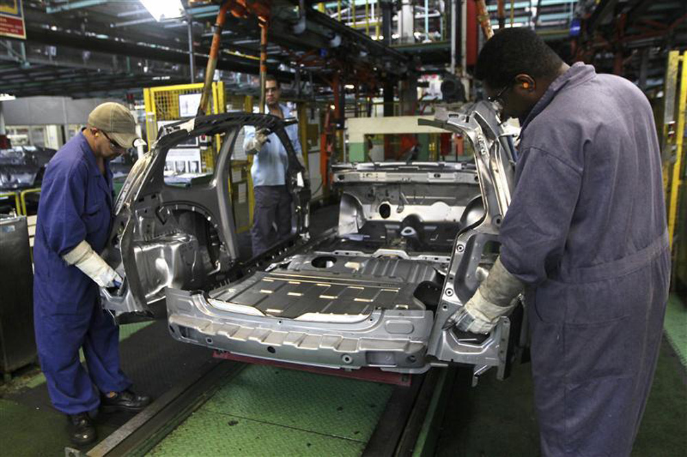 Funcionários trabalham na linha de montagem da montadora Ford, em São Bernardo do Campo, em junho de 2012. A produção industrial brasileira mostrou recuperação em março, ao subir 0,7 por cento frente a fevereiro, mas o número veio bem abaixo do esperado p