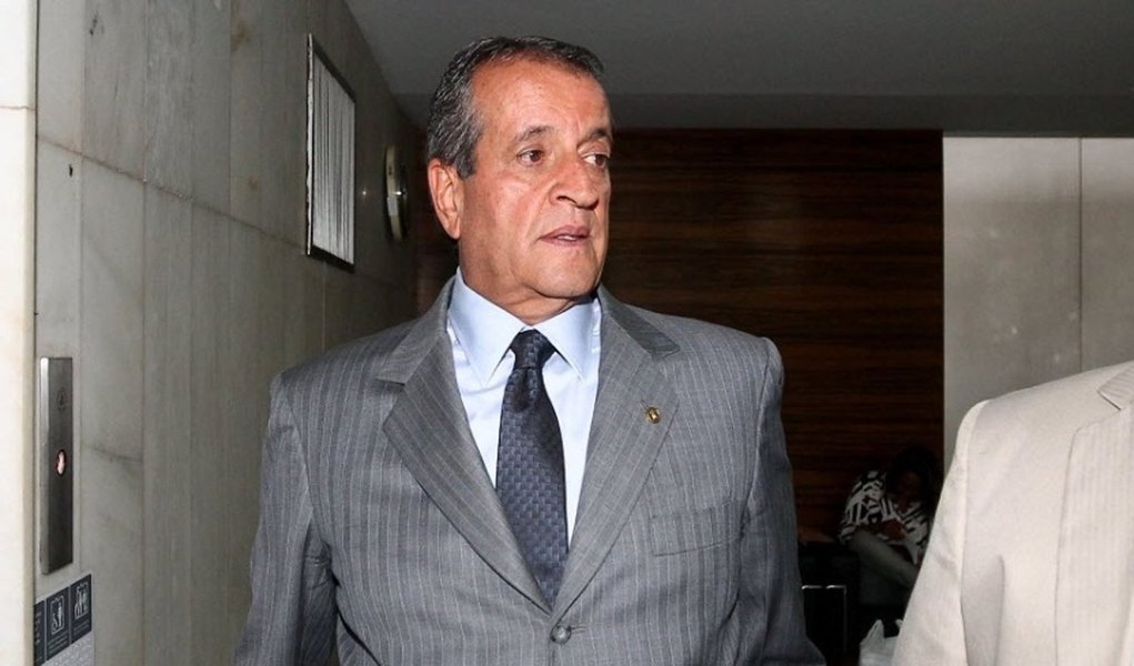 Vara de Execuções Penais do Distrito Federal autorizou o ex-deputado Valdemar Costa Neto a sair durante o dia para trabalhar; juiz Angelo Oliveira afirmou que a concessão do benefício é importante para "avaliar a disciplina, autodeterminação e responsabilidade do reeducando antes de uma possível transferência para um regime de pena mais avançado"; Costa Neto deverá trabalhar trabalhar na assessoria do PR; até agora, só o ex-ministro José Dirceu não teve seu pedido de trabalho julgado