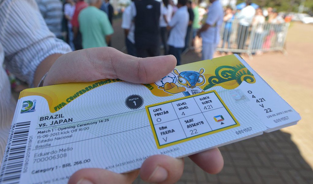 Faltando oito dias para a Copa do Mundo, mais 180 mil ingressos foram colocados à venda para todos os 64 jogos do Mundial de Futebol, que começa no próximo dia 12; no Rio, no ponto de venda na sede do Botafogo Futebol e Regatas, na Rua General Severiano, zona sul da capital, havia imensas filas, desde o fim da noite passada, com centenas de pessoas que tentavam adquirir ingressos para jogos em uma das 12 cidades-sede