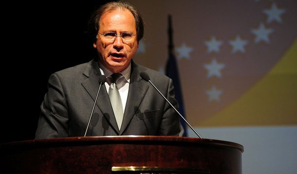 Benjamin Steinbruch, diretor-presidente da Companhia Siderúrgica Nacional e primeiro vice-presidente da Fiesp, afirma que "O país não suportará ajustes recessivos, e quem pretende adotá-los precisará ter a coragem de assumir isso"; segundo ele, cabe ao presidente eleito propor a autonomia do BC, mas desde que dele possam ser exigidas responsabilidades com relação à inflação e ao crescimento da economia