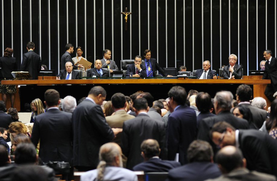 O Projeto de Lei tramita na Câmara dos Deputados e está pronto para ser votado. Ele propõe o fim da expressão “auto de resistência” nos boletins de ocorrência (BO’s). Proposta altera o Código de Processo Penal e acaba com as designações genéricas para as mortes e lesões ocorridas durante ações policiais.