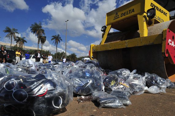 Ao longo da próxima semana, a Receita Federal vai destruir 5,3 mil toneladas de produtos falsificados - cigarros, bebidas, cosméticos, medicamentos e alimentos impróprios para o consumo. A ação faz parte dos eventos que marcarão o Dia Nacional de Combate à Pirataria, a ser comemorado nesta terça-feira