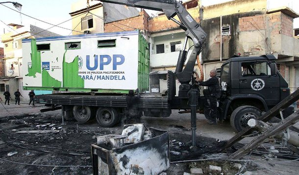 Thiago Baltar tinha, contra ele, um mandado de prisão preventiva por dano ao patrimônio, incêndio, explosão, disparo de arma de fogo, tráfico de drogas e formação de quadrilh; segundo a Polícia Civil, ele é o oitavo preso suspeito de atacar a UPP de Manguinhos em 20 março