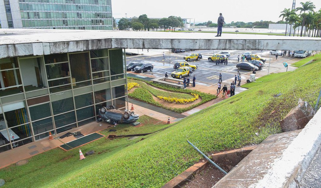 Jonathan Henrique Lucena Saboia, de 28 anos, dormiu no volante, durante a madrugada, e perdeu o controle do veículo que caiu na lateral do prédio, por volta das 5h da manhã, afetando parte da estrutura da Casa Legislativa