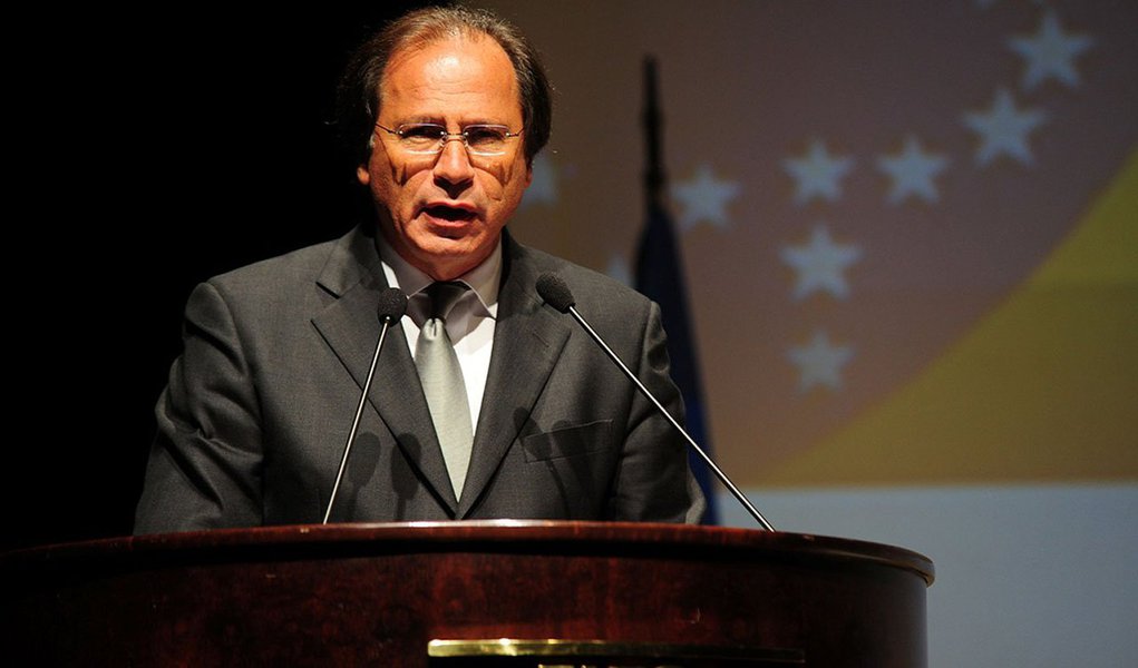 Benjamin Steinbruch, diretor-presidente da Companhia Siderúrgica Nacional e primeiro vice-presidente da Fiesp, afirma que "O país não suportará ajustes recessivos, e quem pretende adotá-los precisará ter a coragem de assumir isso"; segundo ele, cabe ao presidente eleito propor a autonomia do BC, mas desde que dele possam ser exigidas responsabilidades com relação à inflação e ao crescimento da economia