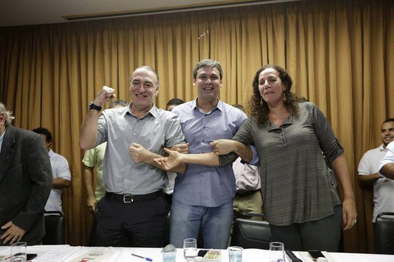 Senador Lindbergh Farias (PT), pré-candidato ao governo do Rio de Janeiro, comemorou nesta segunda (12) a adesão do PV a sua candidatura; verdes indicaram Roberto Rocco como candidato a vice-governador; assim o petista já soma três partidos na coligação; Jandira Feghalli (PC do B) será a postulante ao Senado