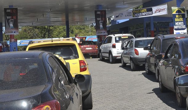 O Clube de Dirigentes Lojistas (CDL) Jovem do Distrito Federal promove hoje o Dia da Liberdade de Impostos; a campanha este ano tem como atração a venda de um automóvel que custa mais de R$ 41 mil nas concessionárias por aproximadamente R$ 29 mil, valor sem impostos, para a pessoa mais idosa que se cadastrar em um posto de gasolina, em Brasília