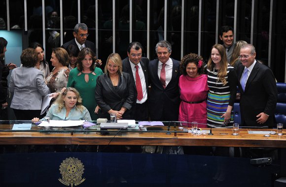 De acordo com a legislação eleitoral, os partidos devem preencher o mínimo de 30% e o máximo de 70% para candidaturas de cada sexo, mas movimentos feministas reclamam que a norma ainda não é efetivamente cumprida; em sessão solene do Congresso, o presidente do Tribunal Superior Eleitoral, ministro Marco Aurélio Mello, destacou que o Brasil está entre os países com menor índice de participação feminina no Legislativo e no Executivo