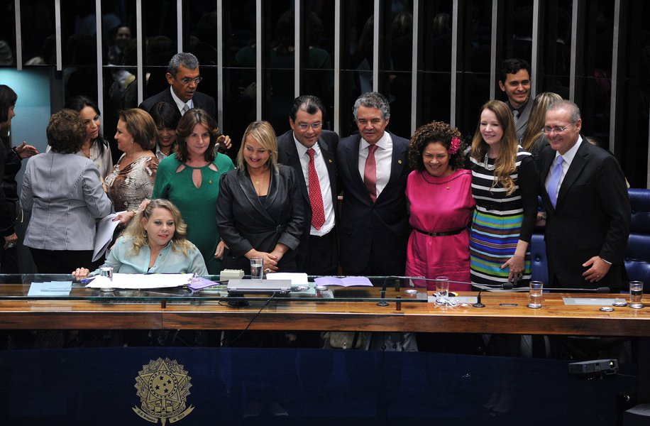 De acordo com a legislação eleitoral, os partidos devem preencher o mínimo de 30% e o máximo de 70% para candidaturas de cada sexo, mas movimentos feministas reclamam que a norma ainda não é efetivamente cumprida; em sessão solene do Congresso, o presidente do Tribunal Superior Eleitoral, ministro Marco Aurélio Mello, destacou que o Brasil está entre os países com menor índice de participação feminina no Legislativo e no Executivo