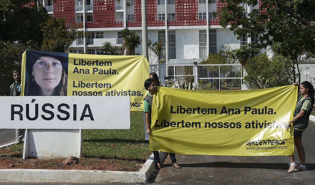Caso dos ativistas que passaram cerca de dois meses presos no país foi avaliado nesta quarta-feira pelo parlamento russo; entre os anistiados está a brasileira Ana Paula Maciel, de 31 anos, que foi libertada em novembro; "Estou aliviada, mas não celebrando. Fui acusada e permaneci dois meses presa por um crime que não cometi, o que é um absurdo", comentou a gaúcha