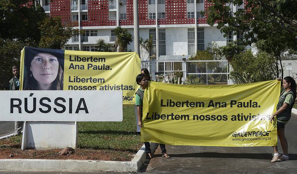 Caso dos ativistas que passaram cerca de dois meses presos no país foi avaliado nesta quarta-feira pelo parlamento russo; entre os anistiados está a brasileira Ana Paula Maciel, de 31 anos, que foi libertada em novembro; "Estou aliviada, mas não celebrando. Fui acusada e permaneci dois meses presa por um crime que não cometi, o que é um absurdo", comentou a gaúcha
