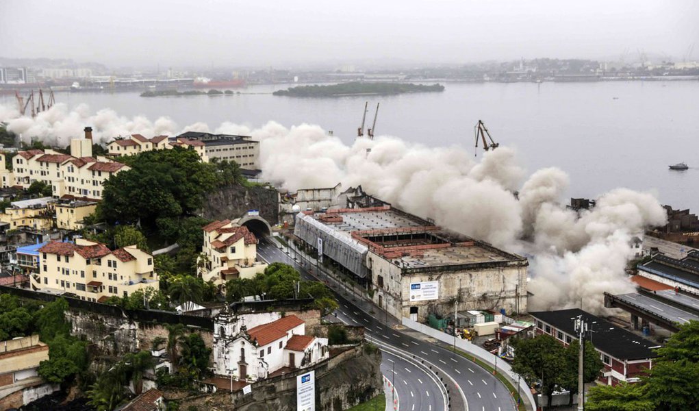 No primeiro dia útil após a demolição do trecho de 1.050 metros do Elevado da Perimetral, na zona portuária do Rio, o trânsito fluiu sem complicações na manhã desta segunda-feira, no Rio de Janeiro