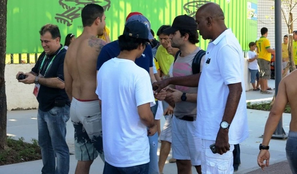 A Polícia Civil do Rio investiga se existe relação entre uma quadrilha de cambistas que vendia ingressos para a Copa, integrantes da Fifa, da delegação do Brasil e de outros países; a quadrilha confessou ter atuado em outros quatro mundiais; grupo chegava a faturar R$ 1 milhão por jogo, e poderia lucrar cerca de R$ 200 milhões neste Mundial; ingresso para a final no Maracanã, por exemplo, valia R$ 35 mil; o delegado titular da 18ª DP (Praça da Bandeira), Fábio Barucke, confirma que há há indícios de participação de integrantes da Fifa no esquema; outras sete pessoas estão sendo procuradas