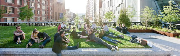 Uma pista elevada abandonada por décadas em Manhattan foi transformada pela prefeitura de Nova York num concorrido parque público. O sucesso da iniciativa pode levá-la a ser aproveitada em outras metrópoles do planeta