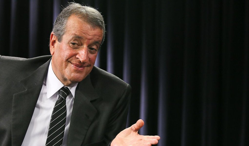 Ex-deputado federal renunciou ao mandato ao ter prisão decretada pelo STF, pela cumprimento da pena da AP 470; no entanto, receberá mensalmente R$ 16,8 mil por benefício conquistado em 2005 por tempo de serviço na Casa; ele já está no Complexo Penitenciário da Papuda, em Brasília 