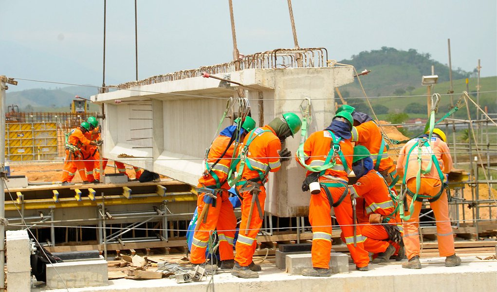 Segundo dados do Caged, o Rio de Janeiro foi o estado com melhor desempenho na criação de vagas formais no mês de novembro, com 16.985 novos postos de trabalho; depois do Rio, que registrou alta impulsionado pelo bom desempenho no comércio, aparecem o Rio Grande do Sul e Santa Catarina; Minas Gerais registrou o pior resultado