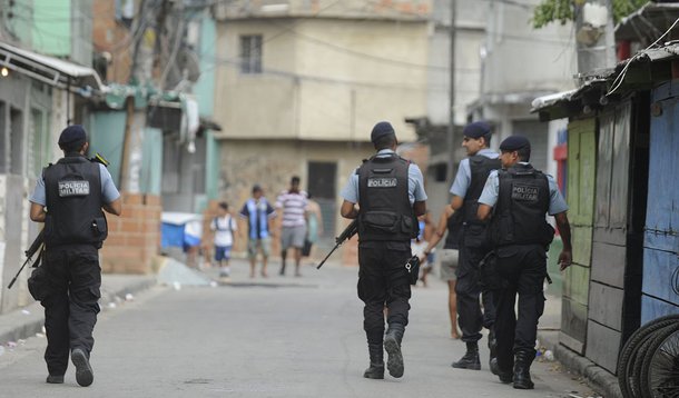 Coordenadoria das Unidades de Polícia Pacificadora informou nesta sexta (21) que todos os policiais militares estão de prontidão, por tempo indeterminado; decisão é do Comando da Polícia Militar (CPM); todos os policiais que estão de serviço não vão sair em seus horários, como de costume; quem chega para o novo turno se junta aos policiais que já estavam de serviço; o expediente foi prorrogado; com isso, houve aumento nas equipes de patrulha e a atenção está redobrada