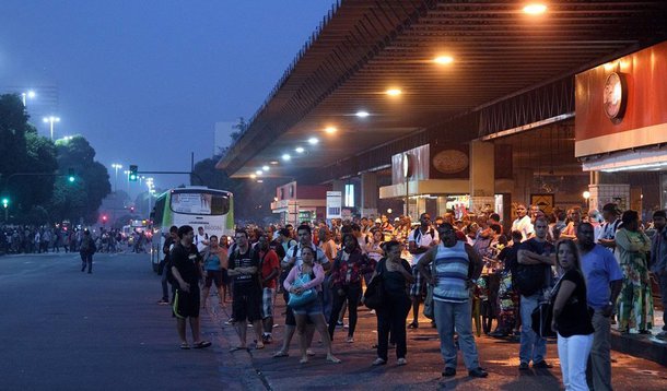 A Cidade do Rio de Rio de Janeiro amanheceu praticamente sem ônibus urbanos, pegando a população de surpresa; isso porque um grupo dissidente do Sindicato dos Rodoviários do município do Rio decidiu pela paralisação de 24 horas, após realizar uma passeata na noite de ontem; centenas de crianças também estão sendo dispensadas das escolas devido à falta de professores, que não tem como chegar ao trabalho por falta de transporte público