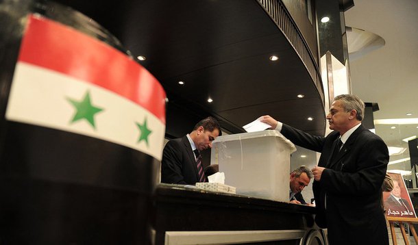 Sírios votaram nesta terça-feira em uma eleição que deve resultar na vitória esmagadora do presidente Bashar al-Assad, em meio a uma guerra civil que dividiu o país e matou mais de 160 mil pessoas; opositores de Assad, incluindo combatentes rebeldes, a oposição política no exílio, potências ocidentais e árabes da região do Golfo Pérsico consideraram a eleição fraudulenta