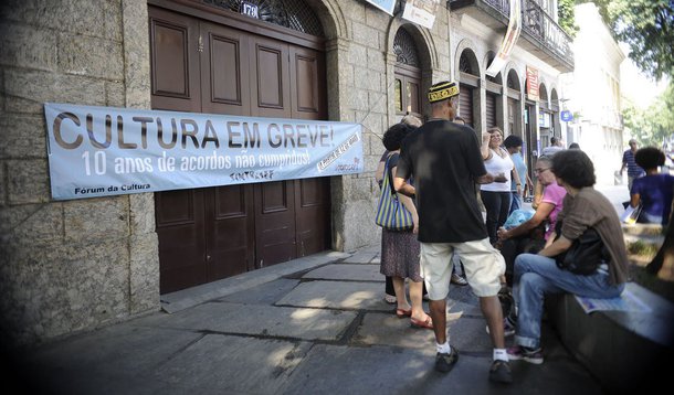 Movimentação foi pacifica e os trabalhadores não estão sendo impedidos de trabalhar; grevistas reclamam da falta de condições de trabalho e pedem equiparação salarial com categorias que servem em outras áreas no âmbito federal, e que fazem a mesma função; como parte do movimento nacional, cerca de 40 servidores também se reuniram em frente ao Museu da República, no Catete, zona sul do Rio