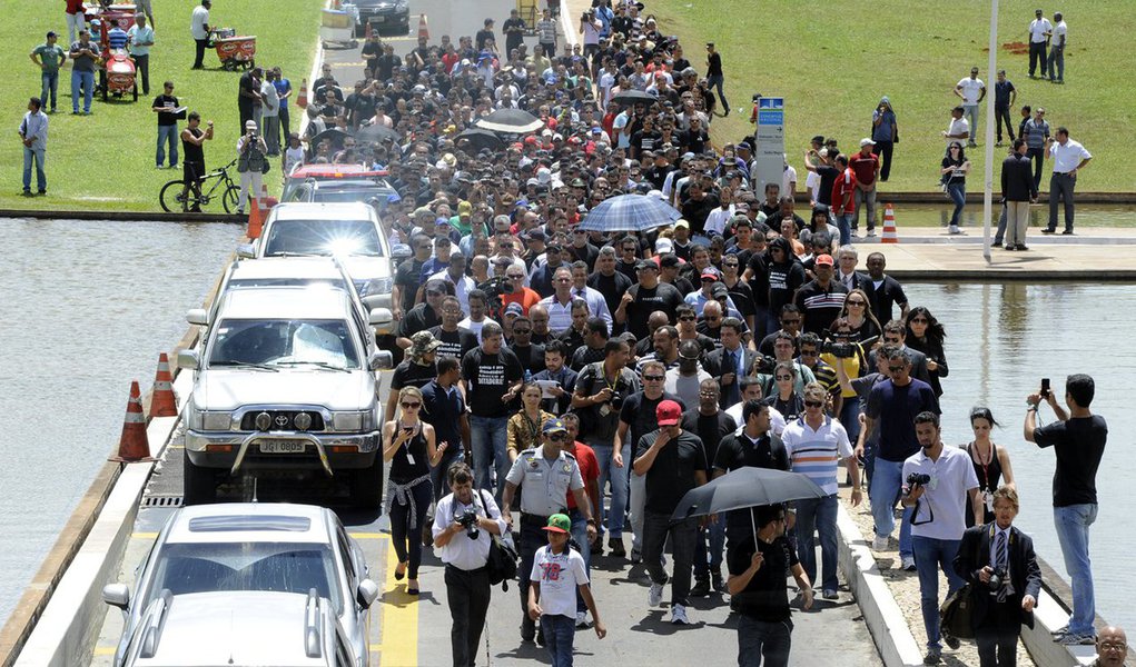 Policiais militares ocuparam a entrada da Câmara dos Deputados, em Brasília (DF), em manifesto contra a prisão de 12 PMs envolvidos na operação tartaruga e proposta de reajuste de benefícios pelo governo do Distrito Federal; cerca de 500 pessoas participam do protesto; revoltados, os manifestantes chegaram a gritar "abaixo a ditadura", "eu existo" e "liberdade"