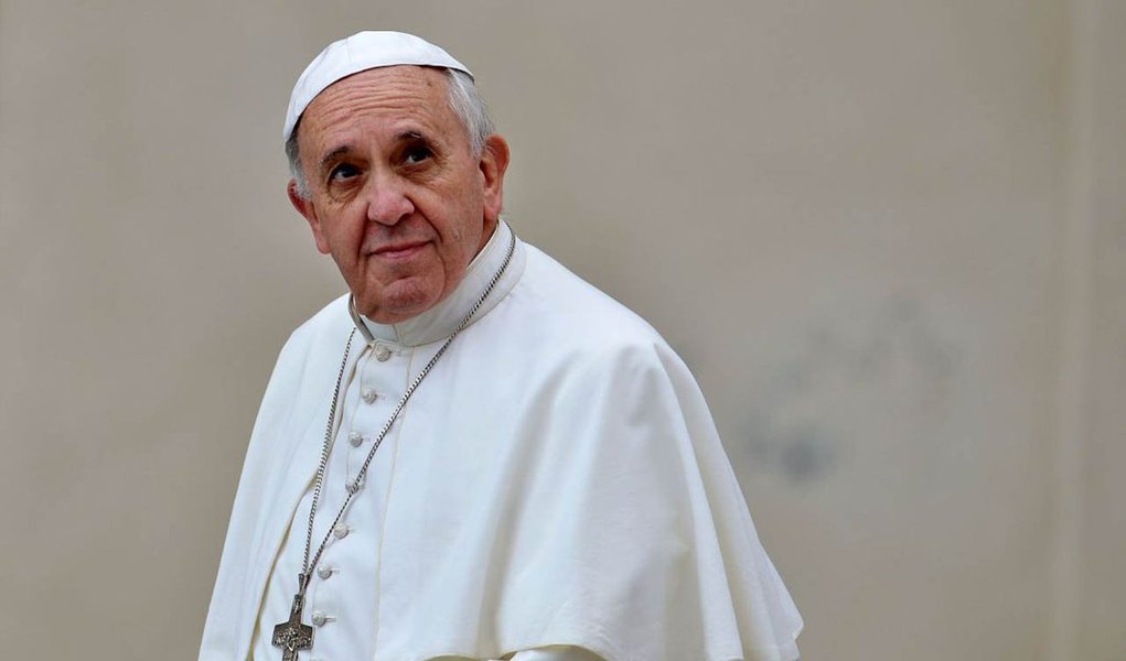 "A droga não se vence com a droga. A droga é um mal e, com o mal, não pode haver relaxamento ou compromissos. Pensar em poder reduzir o dano, permitindo o uso de psicofármacos àquelas pessoas que continuam a usar droga, não resolve de fato o problema. A legalização das chamadas drogas leves, mesmo de modo parcial, além de ser, pelo menos, questionável em termos de legislação, não produz os efeitos que foram prefixados", disse o papa nesta sexta (20)