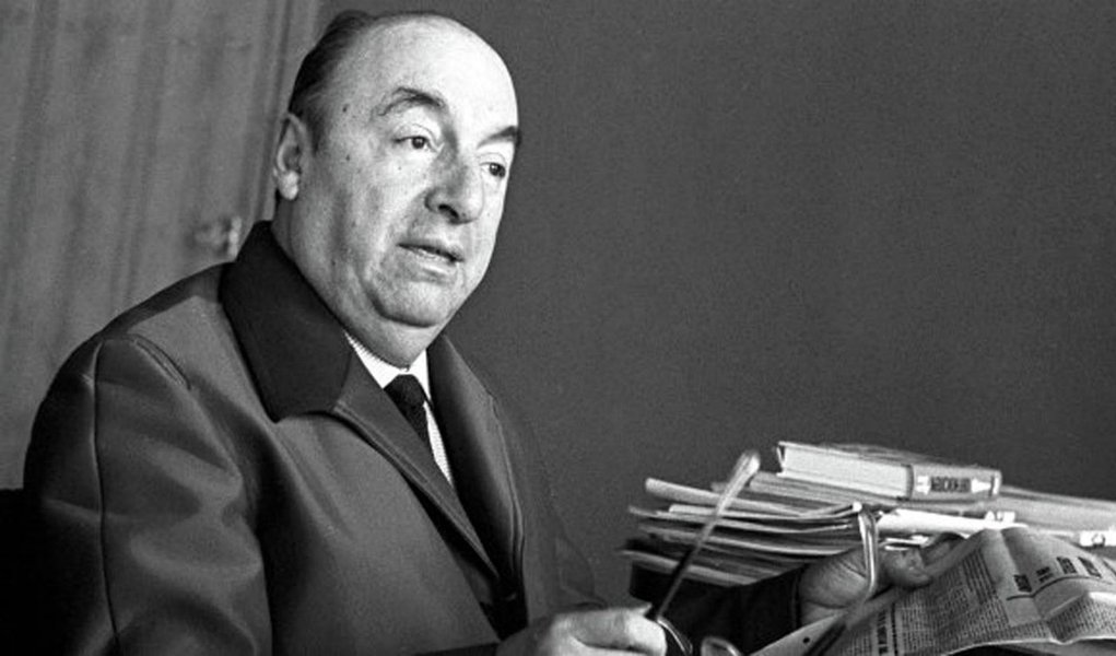 Textos do prêmio Nobel de Literatura chileno foram encontrados em caixas com manuscritos de obras do poeta, que serão publicados em um livro no fim do ano; são seis poemas sobre amor e mais 14 de outros temas escritos a partir de 1956