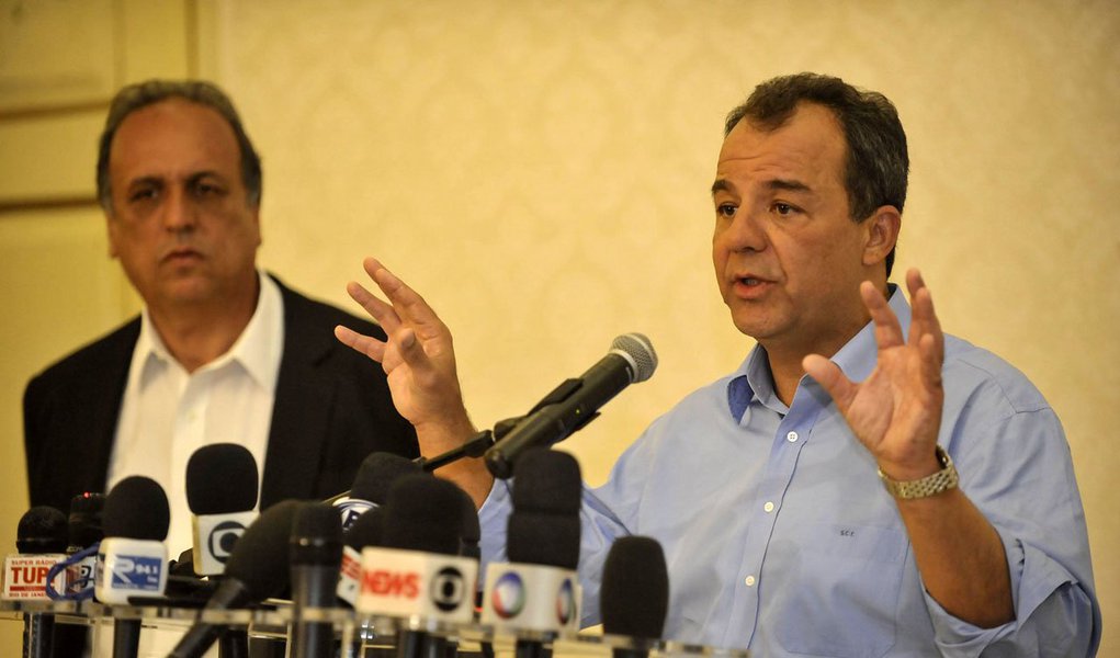 Presidente da Assembleia Legislativa do Estado do Rio de Janeiro (Alerj), Paulo Melo (PMDB), recebeu hoje a carta-renúncia do governador Sérgio Cabral e a levou ao conhecimento dos deputados; em seguida, Melo declarou vago o cargo de governador, convocando o vice, Luiz Fernando Pezão, para prestar juramento e tomar posse em substituição a Cabral; solenidade extraordinária ocorrerá amanhã às 9h