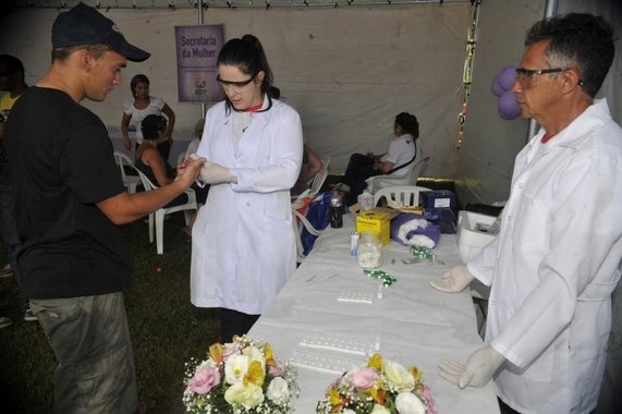 Ministério de Saúde anunciou neste domingo, Dia Mundial de Luta contra a Aids, mudanças no atendimento a pessoas portadoras do HIV; a partir de agora, assim que a pessoa for diagnosticada com o vírus, ela já vai receber o tratamento imediato na rede pública; em Brasília, postos públicos foram montados (na foto) neste fim de semana e moradores puderam fazer testes gratuitos de detecção de HIV e hepatite C