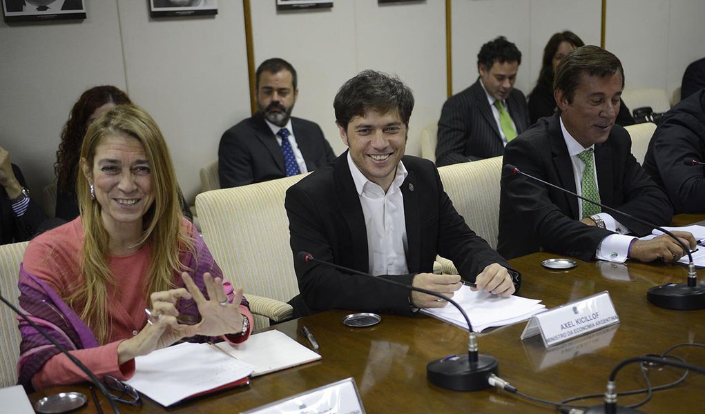 Ministro da Economia da Argentina, Axel Kicillof, anunciou nesta quinta-feira 26 que o país depositou mais de US$ 1 bilhão em um banco de Nova York para pagar parcela do que deve aos 93% dos credores que aceitaram renegociar a dívida, depois do calote de 2001