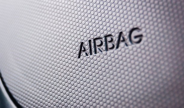 O ministro da Fazenda, Guido Mantega, se reuniu com representantes da Associação Nacional dos Fabricantes de Veículos Automotores (Anfavea), metalúrgicos e o ministro do Desenvolvimento, Indústria e Comércio Exterior, Fernando Pimentel, para discutir o impacto dos novos itens de segurança sobre o desemprego; na semana passada, o governo tinha indicado que poderia adiar a exigência, mas ela foi mantida; segundo Mantega, o governo pediu um compromisso das montadoras para mudarem os empregados de setor e evitar o máximo possível as demissões com a extinção de algumas linhas de produção