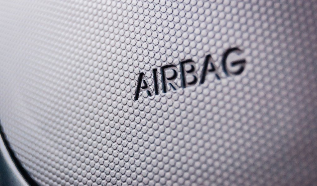 O ministro da Fazenda, Guido Mantega, se reuniu com representantes da Associação Nacional dos Fabricantes de Veículos Automotores (Anfavea), metalúrgicos e o ministro do Desenvolvimento, Indústria e Comércio Exterior, Fernando Pimentel, para discutir o impacto dos novos itens de segurança sobre o desemprego; na semana passada, o governo tinha indicado que poderia adiar a exigência, mas ela foi mantida; segundo Mantega, o governo pediu um compromisso das montadoras para mudarem os empregados de setor e evitar o máximo possível as demissões com a extinção de algumas linhas de produção