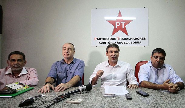 Fiscais do Tribunal Regional Eleitoral (TRE-RJ) tentaram impedir o lançamento da chapa, que tem o senador  Lindbergh Farias (PT) candidato ao governo do Rio, Roberto Rocco (PV) na vice, o deputado Romário (PSB) ao Senado e a deputada federal Jandira Feghali (PCdoB) candidata à reeleição; o tribunal alegou que o lançamento da Frente Popular configuraria campanha eleitoral antecipada e emitiu ordem para cancelar o ato, alegando que só poderiam estar no local filiados dos partidos envolvidos; após confusão e entre supostas ameaças de corte do som pelos agentes da justiça, o evento foi realizado com a presença de quase cinco mil pessoas