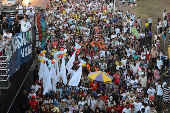 De acordo com os organizadores, cerca de 30 mil pessoas caminharam pelas vias principais da capital federal neste sábado 17 ao som de música gospel e orações; de acordo com a Polícia Militar do Distrito Federal, o público estimado chegou a 8 mil pessoas