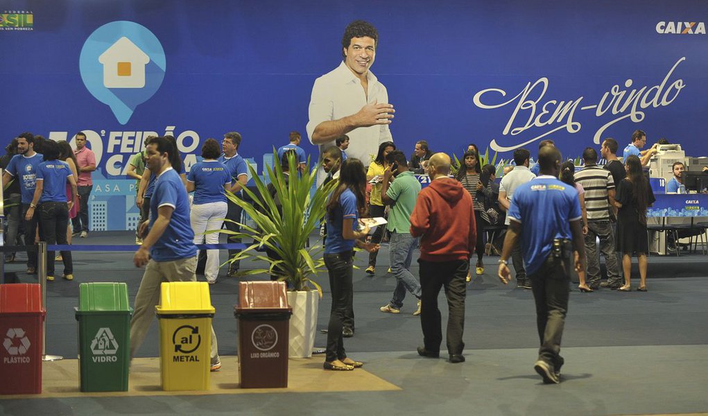 Pelo menos R$ 822 milhões foram negociados em mais de 4 mil contratos de compra de imóveis encaminhados durante a décima edição do Feirão Caixa da Casa Própria, em Brasília; nos próximos dias 23 a 25 de maio, o Feirão da Casa Própria ocorrerá em Campinas, Florianópolis, Porto Alegre e Uberlândia