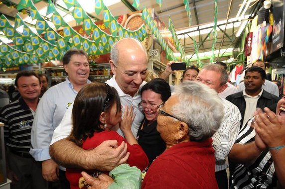 O diretório do partido no Distrito Federal entrou nesta quinta-feira (10) com pedidos de anulação das candidaturas do político do PR ao governo e de Jaqueline Roriz (PMN) a deputada federal; os socialistas argumenta que ambos estão inelegíveis pela Lei da Ficha Limpa, depois de terem sido condenados em segunda instância por improbidade administrativa pelo envolvimento no esquema que ficou conhecido como o mensalão do DEM. A defesa de Arruda alega que já apresentou seu registro ao TRE, o que lhe garantiria o direito de concorrer ao pleito. No entanto, como o registro ainda não foi homologado, há o entendimento de que ele pode ficar fora da disputa em outubro