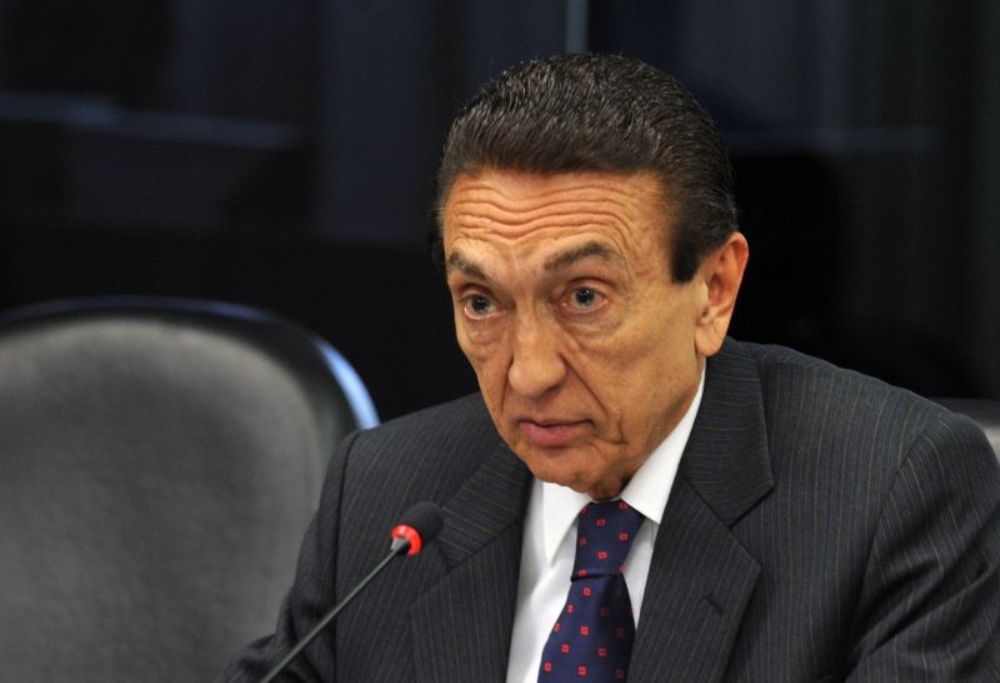 "O que se pode dizer é que os preços dos combustíveis estão defasados no Brasil. A Petrobras tem tido algum sofrimento com isso, mas o governo conduz a matéria com todo o cuidado, para que não haja repercussão na economia, gerando inflação", afirmou o ministro de Minas e Energia