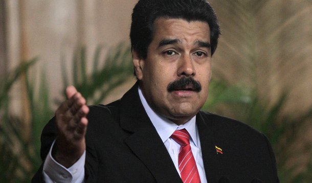 Congresso retirou a imunidade parlamentar de uma deputada da oposição por suspeita de corrupção, abrindo caminho para que o Partido Socialista tenha votos suficientes para aprovar o pedido do presidente venezuelano; Maduro diz que precisa de poderes ampliados para combater a corrupção e realizar a chamada "guerra econômica"