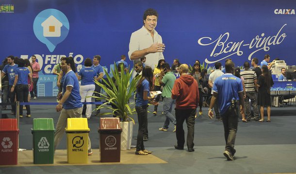 Pelo menos R$ 822 milhões foram negociados em mais de 4 mil contratos de compra de imóveis encaminhados durante a décima edição do Feirão Caixa da Casa Própria, em Brasília; nos próximos dias 23 a 25 de maio, o Feirão da Casa Própria ocorrerá em Campinas, Florianópolis, Porto Alegre e Uberlândia